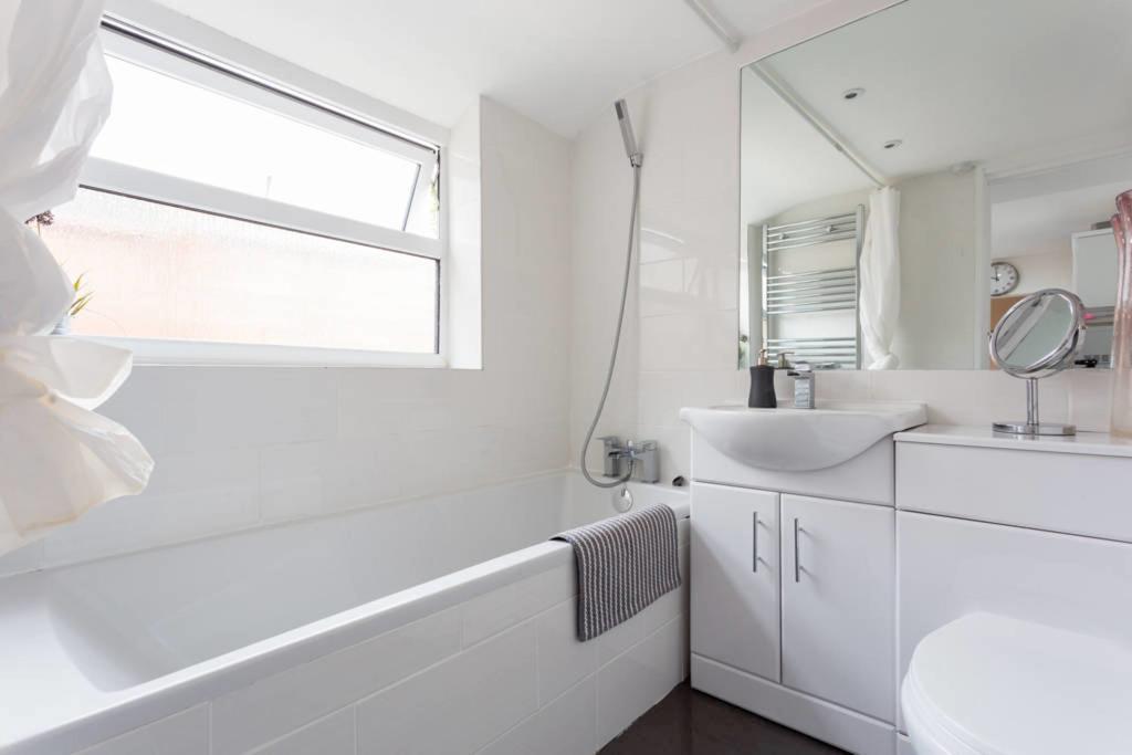 Ashton House - Stylish 2 Bedroom House, Close To Luton Town Center & Airport Exterior foto